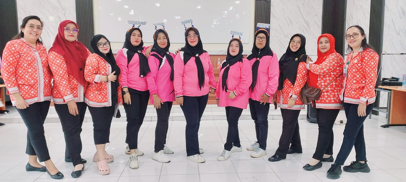 Kader Puskesmas Singosari Tampil Enerjik Dalam Lomba Yel Yel HKN ke 61