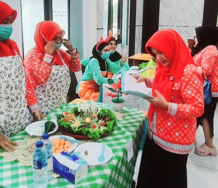Tim Puskesmas Singosari Berkreasi Nasi Tumpeng  dalam HKN ke61: Edukasi Gizi Menjadi Lebih Kreatif